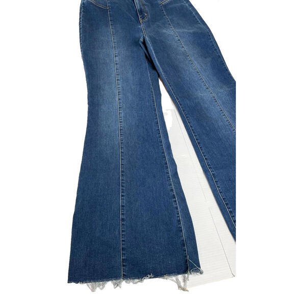 We The Free Curvy Denim Retro Flare Jean Seam Front High Rise Raw Hem Stretch 32 - Picture 4 of 8